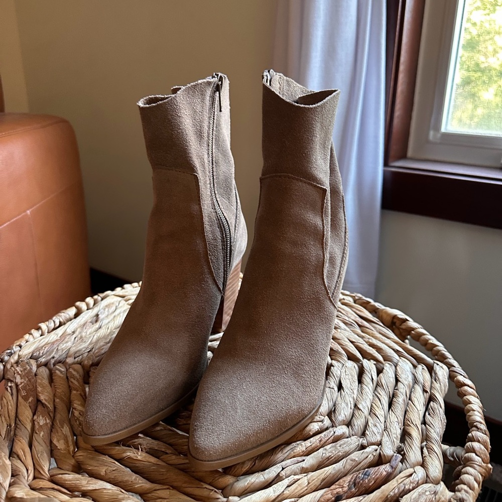 Elegant Tan Suede Ankle Boots